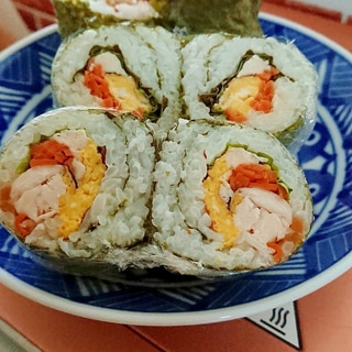 蒸し鶏とにんじんと卵入り♡海苔巻き